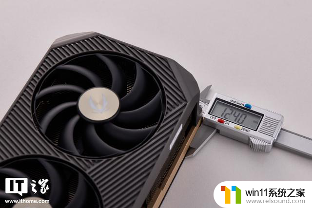 索泰RTX 5090 D v2 24GB SOLID OC显卡图赏：性能强劲，外观棱角分明